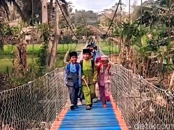 Jembatan Miring di Sukabumi Diperbaiki, Siswa Tak Lagi Tantang Maut