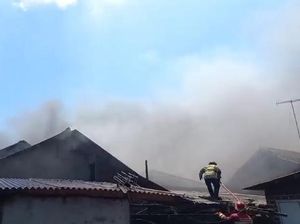 Pabrik Tahu di Cisaat Sukabumi Ludes Terbakar, 1 Rumah Ikut Terbakar Pabrik Tahu di Cisaat Sukabumi Ludes Terbakar, 1 Rumah Ikut Terbakar