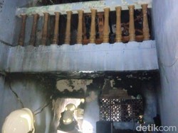Warga Patah Tulang Saat Lompat Selamatkan Diri dari Kebakaran Rumah Tebet