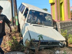 Hindari Pemotor Potong Jalan, Kijang Nyungsep Parit di Boyolali