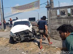 3 Fakta Datsun Go Sarat Penumpang Tertabrak KA di Perlintas Cilosari Semarang