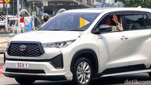 Lambaian Tangan Paus Fransiskus Saat Melintas di Bundaran HI Jakarta