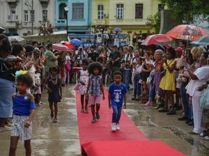 Lenggak-lenggok Peragaan Busana dan Rambut Kribo Afro di Kuba Lenggak-lenggok Peragaan Busana dan Rambut Kribo Afro di Kuba