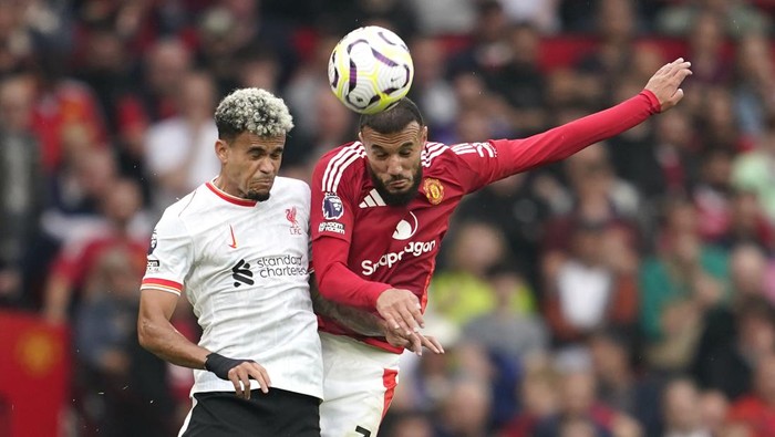 Liverpools Luis Diaz, left, challenges for the ball with Manchester Uniteds Noussair Mazraoui during the English Premier League soccer match between Manchester United and Liverpool at Old Trafford, Sunday, Sept. 1, 2024, in Manchester, England. (AP Photo/Dave Thompson)