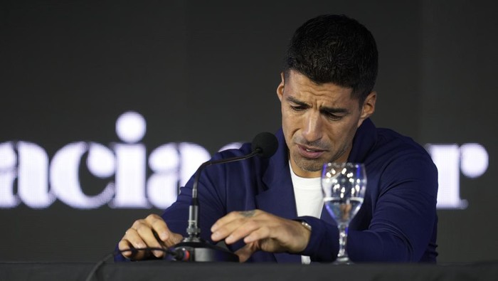 Uruguayan soccer player Luis Suarez announces his retirement the national soccer team in Montevideo, Uruguay, Monday, Sept. 2, 2024. (AP Photo/Matilde Campodonico)