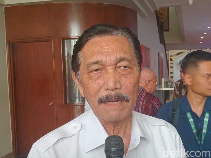 Menko Marves Luhut Binsar Pandjaitan dikala dijumpai seusai diskusi panel di BICC, Selasa (3/9/2024). (Aryo Mahendro/detikBali) Menko Marves Luhut Binsar Pandjaitan dikala dijumpai seusai diskusi panel di BICC, Selasa (3/9/2024). (Aryo Mahendro/detikBali)