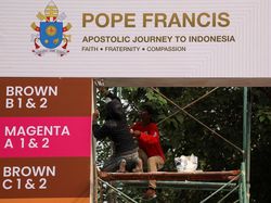 Jemaat Tak Punya Tiket Bisa Ikut Misa Paus Fransiskus Lewat Videotron