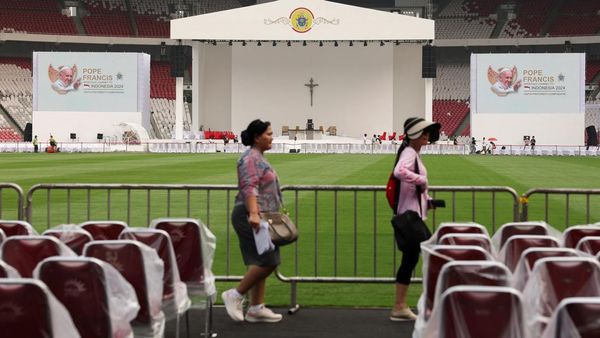 Misa Akbar Paus Fransiskus Digelar di GBK, Rumput Tetap Terjaga