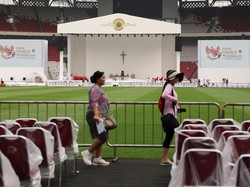 Jemaat Ikuti Misa Paus Fransiskus dari Tribun SUGBK, Rumput Tak Ditutup