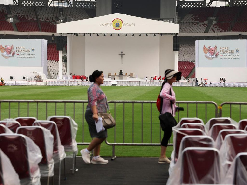 Misa Akbar Paus Fransiskus Digelar di GBK, Rumput Tetap Terjaga Misa Akbar Paus Fransiskus Digelar di GBK, Rumput Tetap Terjaga