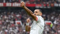 Usai menjebol gawang MU untuk bikin gol ketiga Liverpool, Salah melakukan selebrasi seperti sedang memanah. Foto: Getty Images/Michael Regan