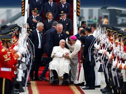 Senangnya 2 Anak Beri Bunga ke Paus Fransiskus saat Tiba di RI