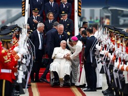 Senangnya 2 Anak Beri Bunga ke Paus Fransiskus saat Tiba di RI