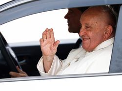 Hanya Punya Satu Paru-paru, Kok Bisa Paus Fransiskus Kena Pneumonia Bilateral?