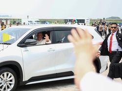 5 Momen Kesederhanaan Paus Fransiskus Saat Tiba di Indonesia