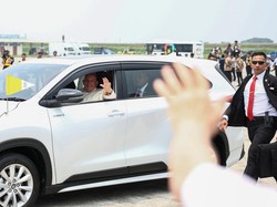 Paus Fransiskus Tiba di Indonesia, Dijemput Naik Innova Zenix