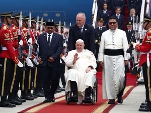 Uskup Agung Jakarta Kagum dengan Kesederhanaan Paus Fransiskus Uskup Agung Jakarta Kagum dengan Kesederhanaan Paus Fransiskus