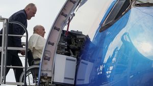 Naik Pesawat Komersil, Paus Fransiskus Bertolak dari Roma Menuju Jakarta