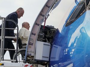 Naik Pesawat Komersil, Paus Fransiskus Bertolak dari Roma Menuju Jakarta Naik Pesawat Komersil, Paus Fransiskus Bertolak dari Roma Menuju Jakarta