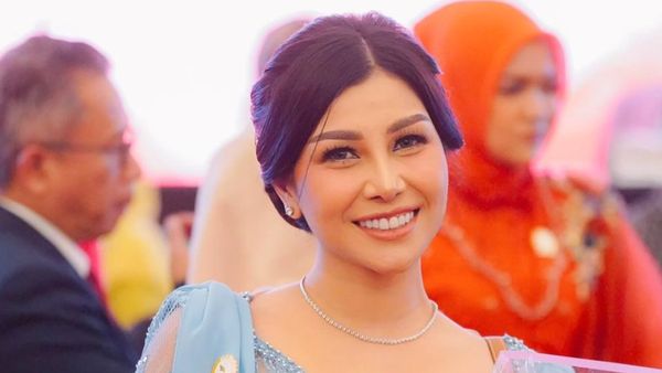 7 Gaya Nisya Ahmad Dilantik Jadi DPRD Jawa Barat, Anggun Berkebaya Biru