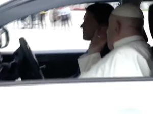 Mengenang Kesederhanaan Paus Fransiskus yang Hobi Naik Mobil Rakyat Mengenang Kesederhanaan Paus Fransiskus yang Hobi Naik Mobil Rakyat