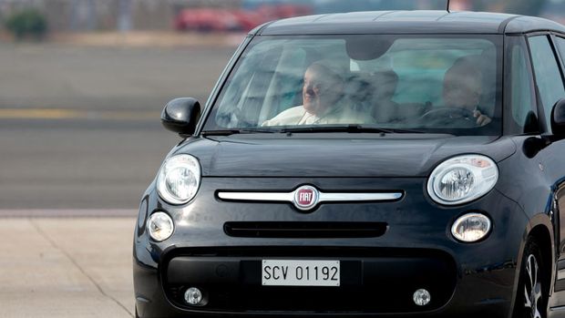 Pope Francis arrives to board the papal plane ahead of his apostolic visit to Asia, at Fiumicino airport in Rome, Italy, September 2, 2024. REUTERS/Remo Casilli