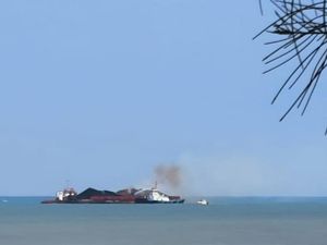 Kapal Tongkang Angkut Batu Bara Terbakar di Bangka Barat Kapal Tongkang Angkut Batu Bara Terbakar di Bangka Barat