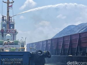 Kapal Tongkang Terbakar di Bangka Barat, Polisi: Tidak Ada Korban Jiwa Kapal Tongkang Terbakar di Bangka Barat, Polisi: Tidak Ada Korban Jiwa
