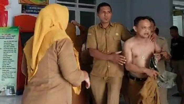 PNS RSUD Aloei Saboe Gorontalo ngamuk sambil buka baju.