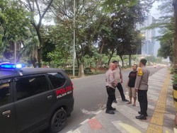 Polisi Cek TKP Viral Kaca Mobil Pecah Dilempar Batu di Depok