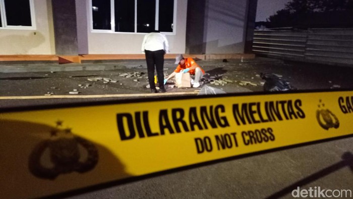 Polisi melaksanakan olah TKP peristiwa bongkahan tembok yang menimpa mahasiswa Universitas Perjuangan. Polisi melaksanakan olah TKP peristiwa bongkahan tembok yang menimpa mahasiswa Universitas Perjuangan.