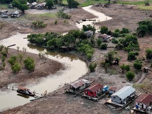 Potret Kekeringan Parah di Sungai Amazon