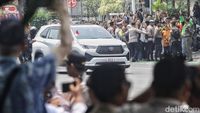 Potret Paus Fransiskus Tiba di Kedubes Vatikan