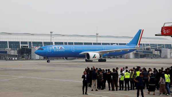 Potret Pesawat Komersil yang Ditumpangi Paus Fransiskus Menuju Indonesia