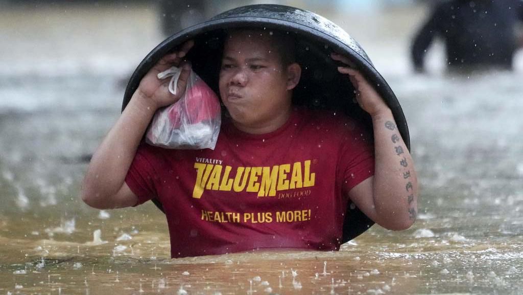 Potret Warga Filipina Menembus Banjir untuk Mengungsi Potret Warga Filipina Menembus Banjir untuk Mengungsi