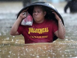 Potret Warga Filipina Menembus Banjir untuk Mengungsi Potret Warga Filipina Menembus Banjir untuk Mengungsi