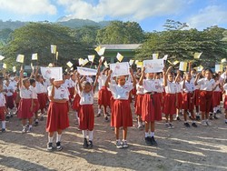 Ratusan Siswa dan Guru di Flores Timur Ikut Sambut Paus: Viva Papa Fransesco