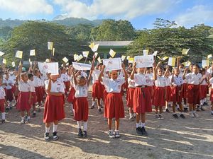 Ratusan Siswa dan Guru di Flores Timur Ikut Sambut Paus: Viva Papa Fransesco Ratusan Siswa dan Guru di Flores Timur Ikut Sambut Paus: Viva Papa Fransesco