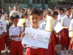 Paus Fransiskus Tiba di Jakarta, Ratusan Anak SD di Flores: Viva Papa Fransesco
