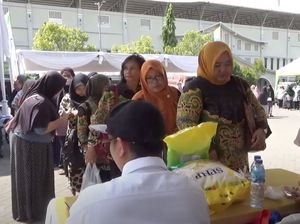 ASN-Warga Lumajang Serbu Pasar Sembako Murah