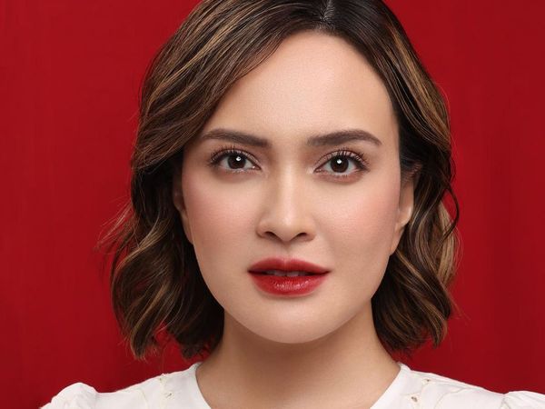 7 Foto KTP Seleb Ini Cantik & Totalitas Abis, Ada yang Sampai Sewa MUA