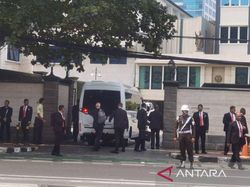 Paus Fransiskus Lambaikan Tangan di Bundaran HI, Disambut Warga di Kedubes