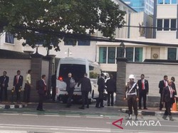 Paus Fransiskus Lambaikan Tangan di Bundaran HI, Disambut Warga di Kedubes