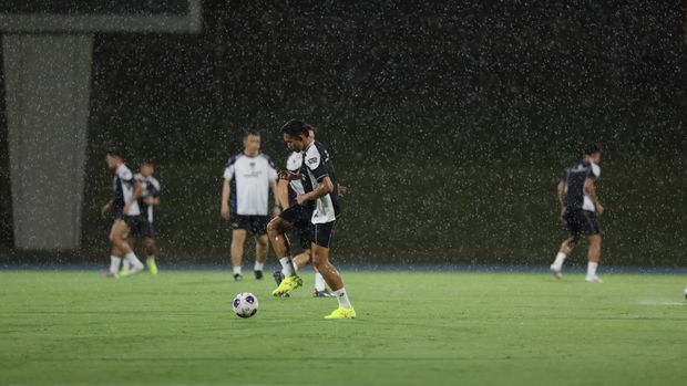 Hujan salju warnai latihan Timnas Indonesia selama berada di Arab Saudi. Shin Tae-yong mengakui hal itu sedikit menjadi kendala buat timnya.