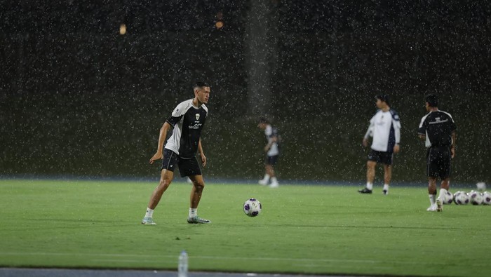 Hujan salju warnai latihan Timnas Indonesia selama berada di Arab Saudi. Shin Tae-yong mengakui hal itu sedikit menjadi kendala buat timnya.