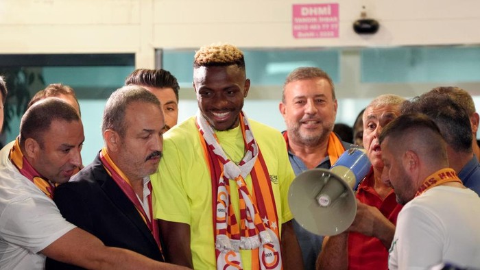 ISTANBUL, TURKIYE - SEPTEMBER 3: 25 year old Nigerian defender Victor Osimhen, whom Galatasaray plans to recruit, arrives in Istanbul, Turkiye on Tuesday, September 3, 2024. (Photo by Islam Yakut/Anadolu via Getty Images)
