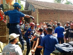 Dramatis! Evakuasi Nenek Nyemplung Sumur di Banjarnegara