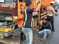 Ada Truk Gangguan Ban, Lalin Tol JORR Arah Fatmawati Jaksel Tersendat