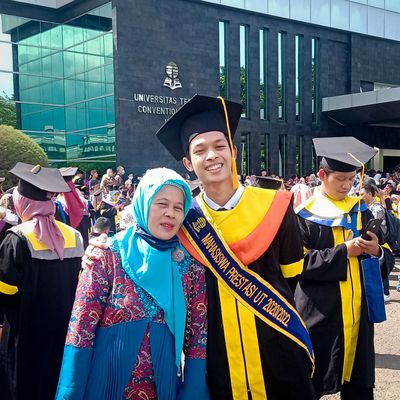 Alfin Dwi Novemyanto dan Ibunya saat wisuda di Universitas Terbuka pada 2022