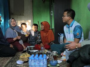 Senyum Engkus dan Keluarga Saat Rumahnya Diperbaiki Bupati Dadang Senyum Engkus dan Keluarga Saat Rumahnya Diperbaiki Bupati Dadang